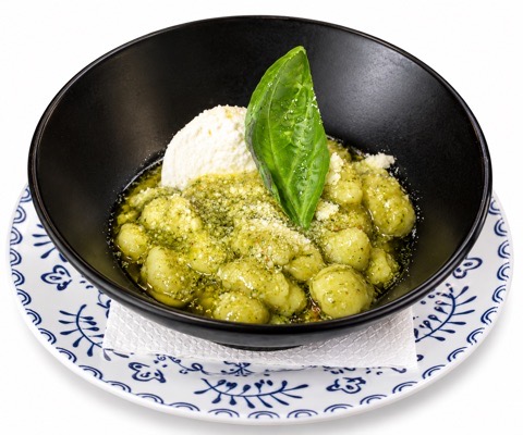 Gnocchi al pesto e burrata
